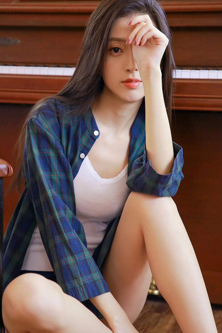 穿着蓝色格纹衬衫的美女写真集