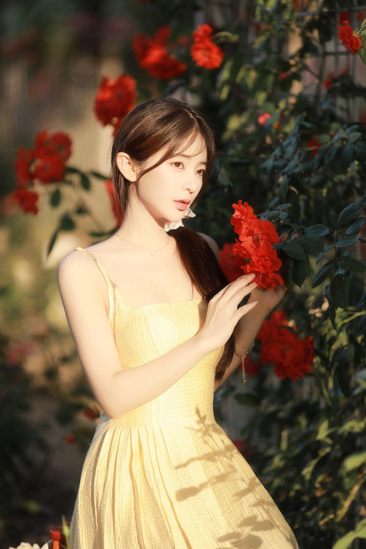 捧着花朵的漂亮女孩吊带连衣裙穿搭写真图片