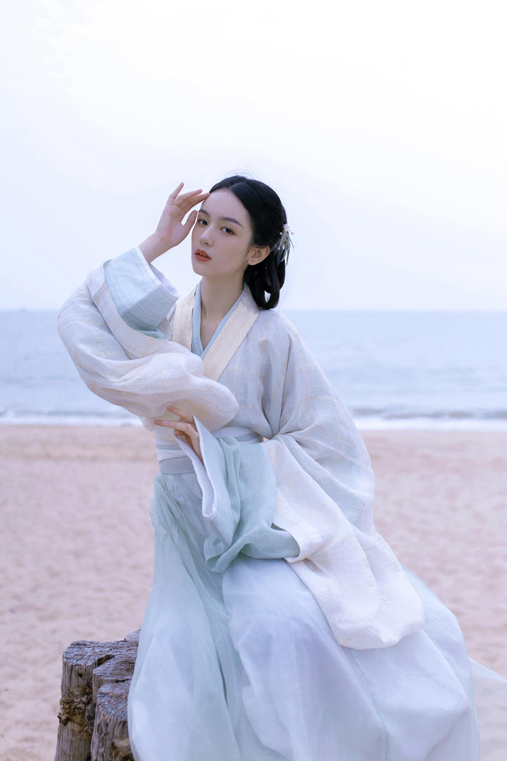 沙滩上的白衣古装美女唯美艺术写真图片
