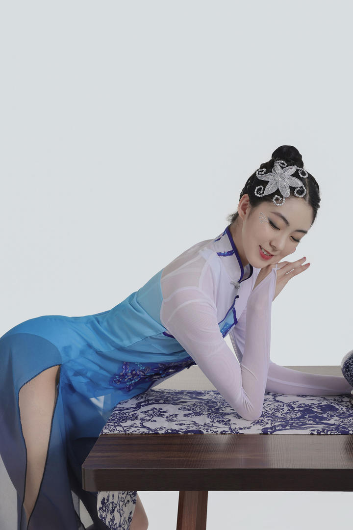 趴在桌子上的古风舞蹈老师艺术写真图片