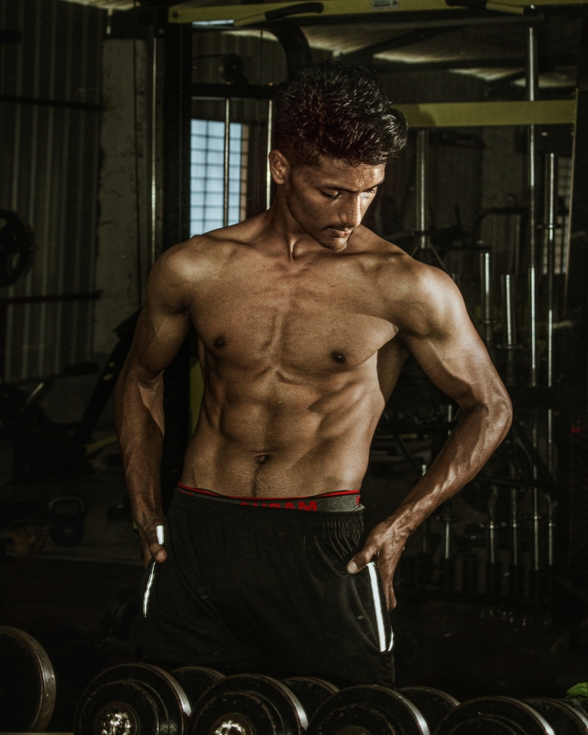 健身房性感腹肌帅哥图片