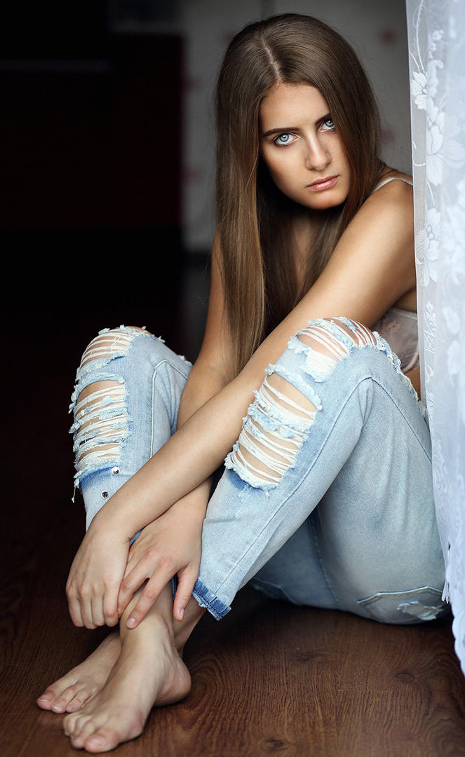 坐在地上的欧美女神艺术写真