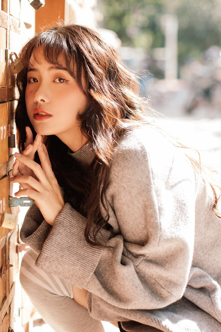 蹲在地上的小波浪卷发美女黄子卿美女壁纸图片
