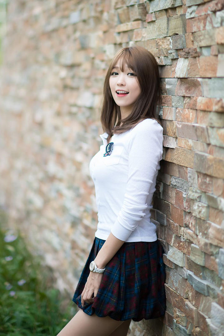 靠在墙上的韩国清纯美女图片