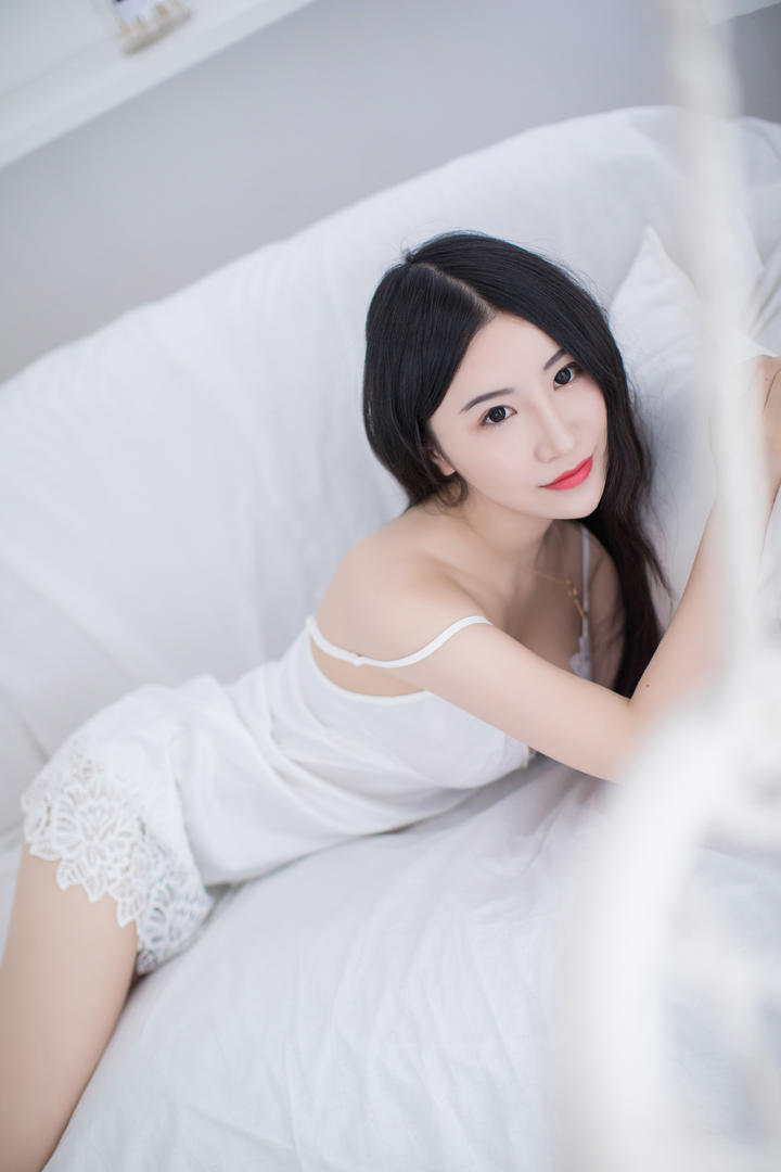 趴在沙发上的高清睡衣性感美女壁纸图片