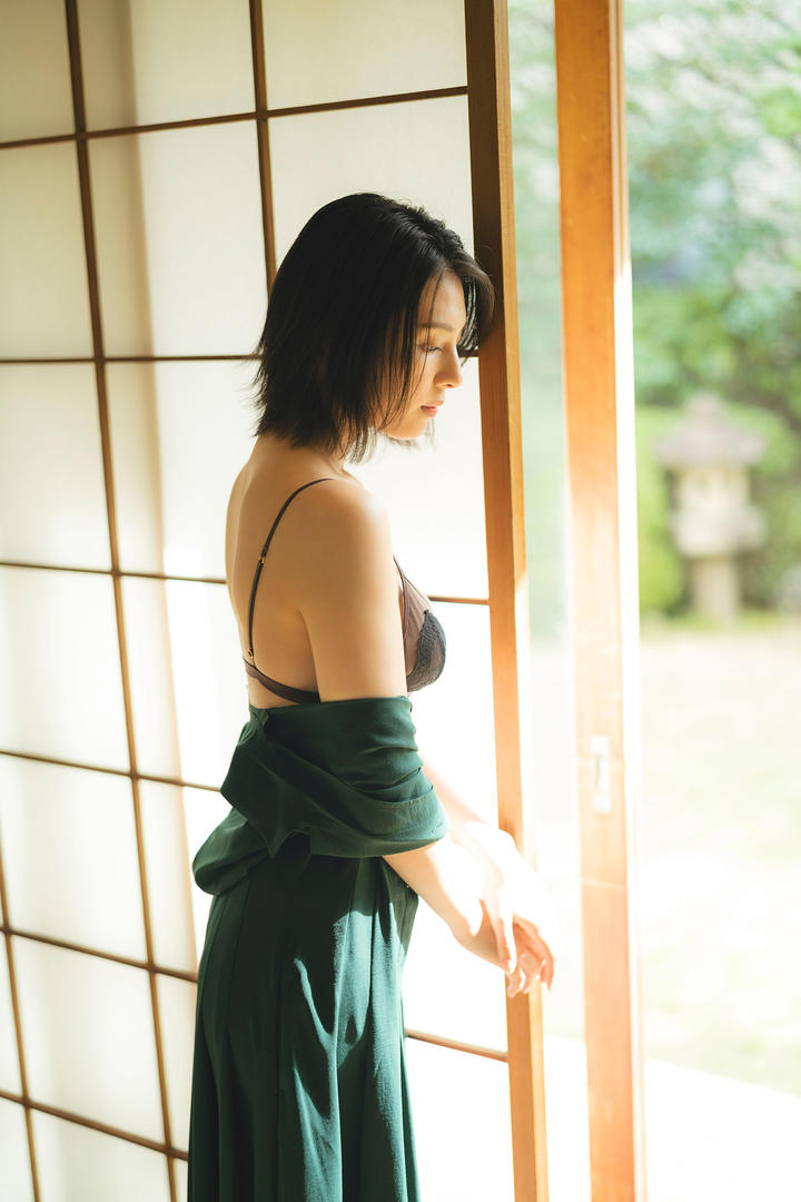 成熟妩媚的短发美女日本AV女优图片