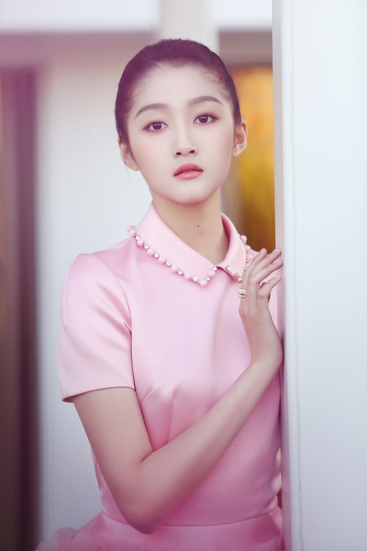 清纯可人的中国美女明星关晓彤高清图片