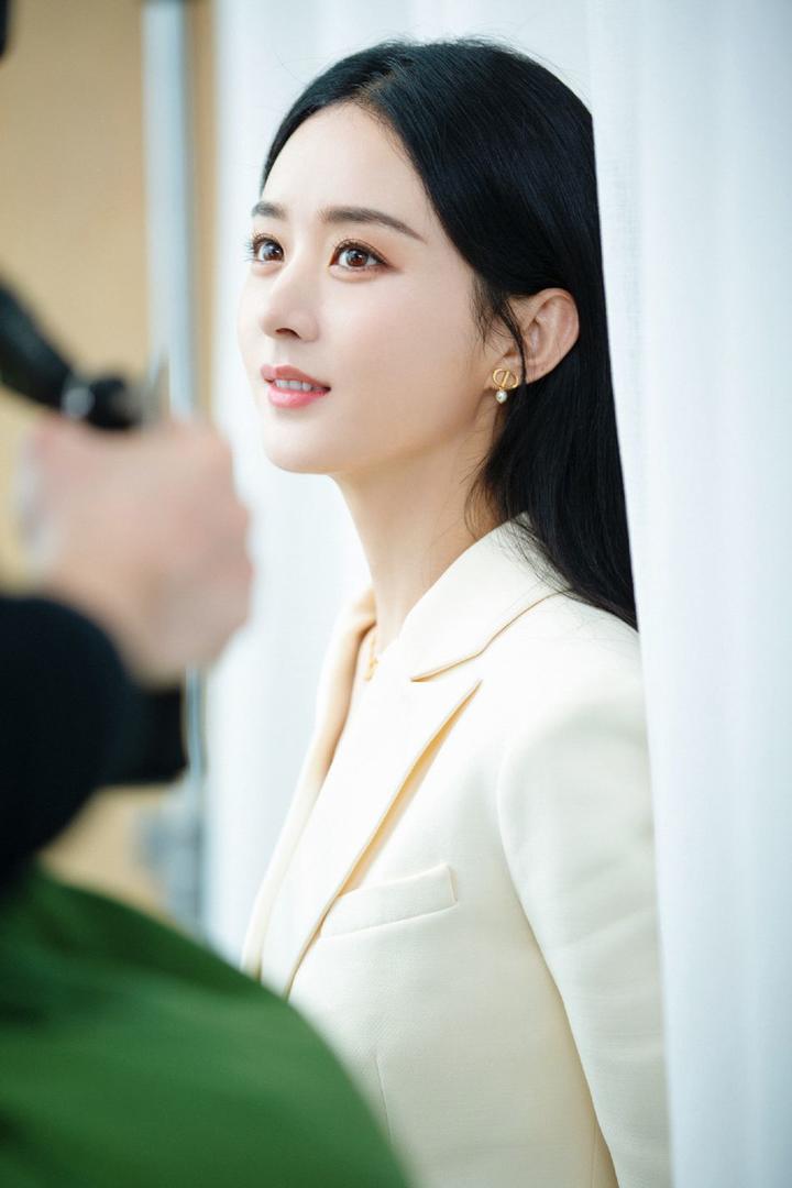 高清美女明星赵丽颖白色西装气质写真图片