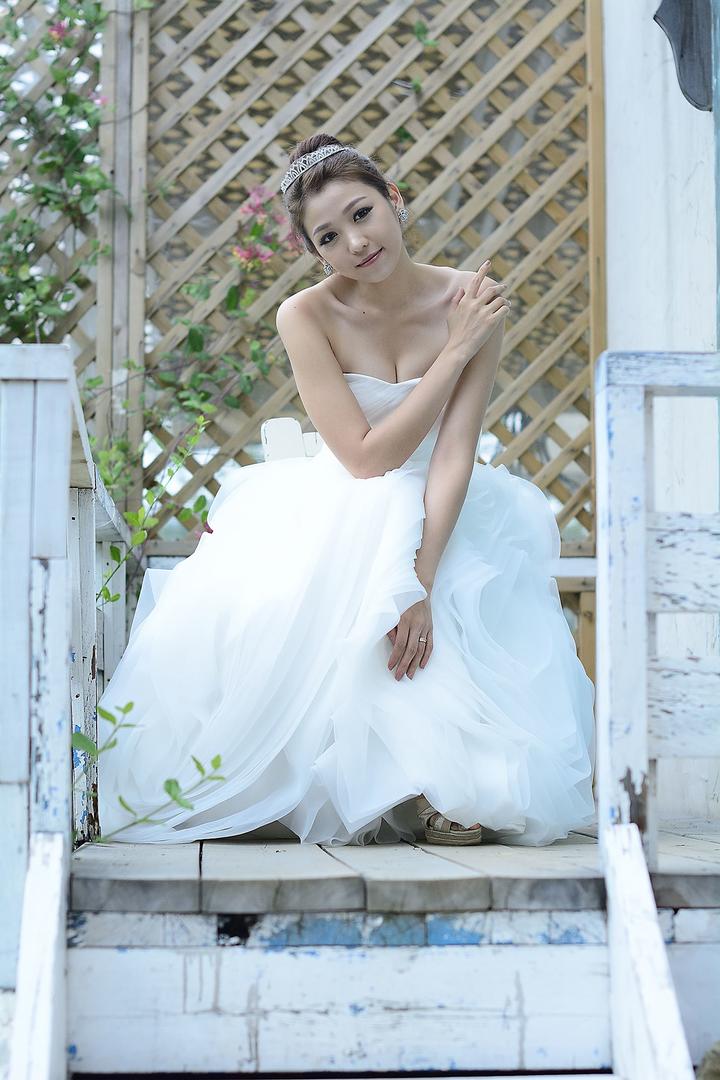 坐在走廊上的韩国美女李恩慧婚纱摄影图片