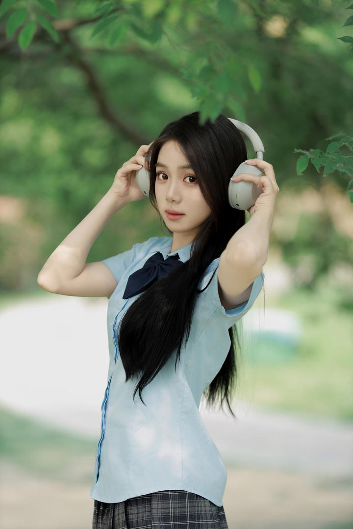 夏日校服裙摆JK制服女孩唯美人像摄影图片