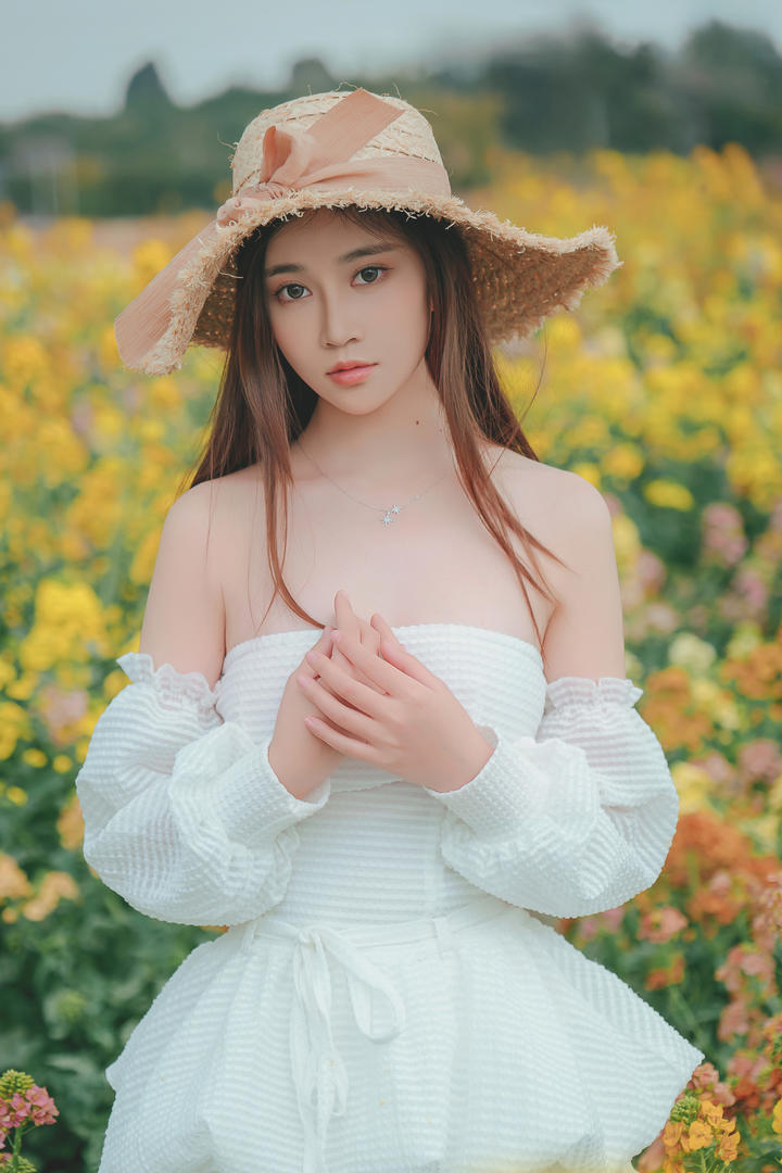 高清户外踏青的气质美女人像摄影写真图片