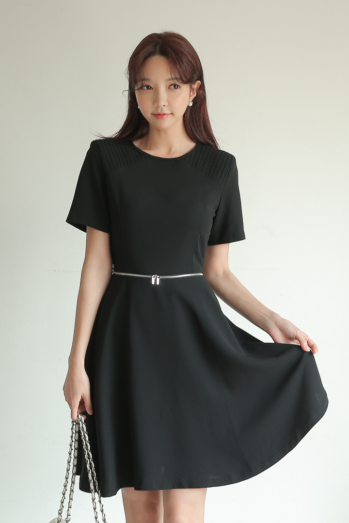 穿着黑色连衣裙的高清韩国美女朴秀妍图片