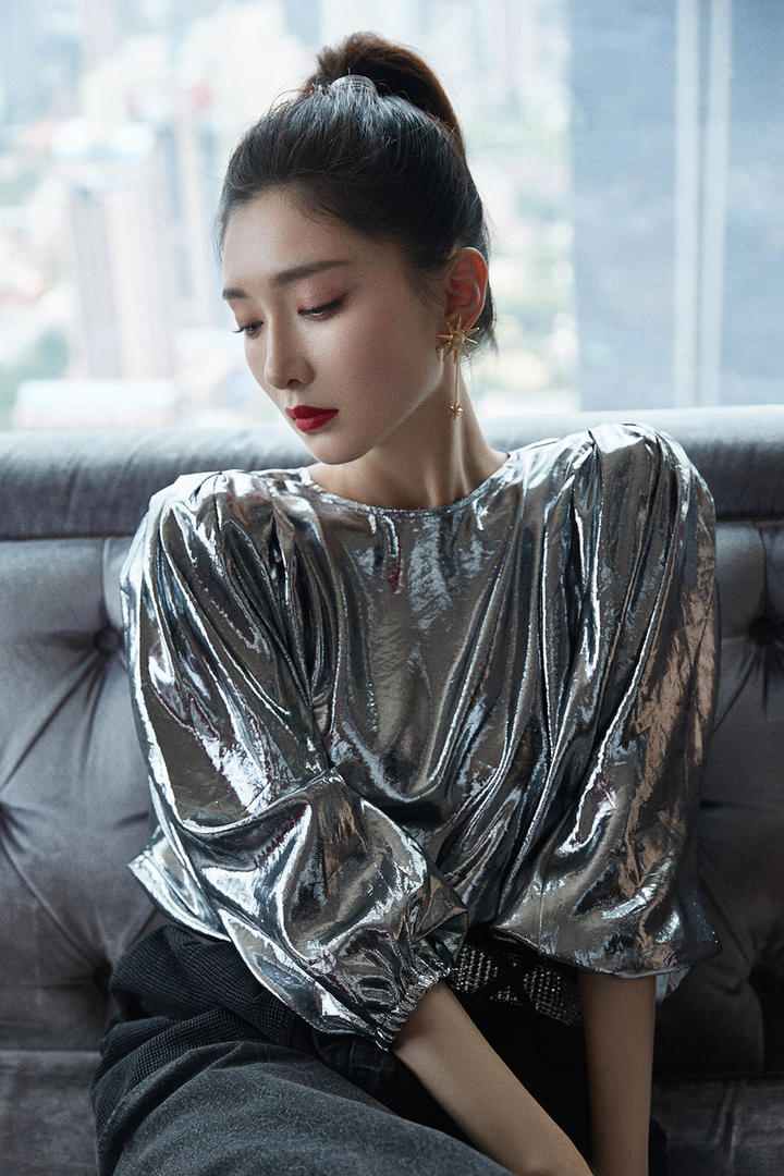 坐在沙发上的气质美女明星江疏影图片