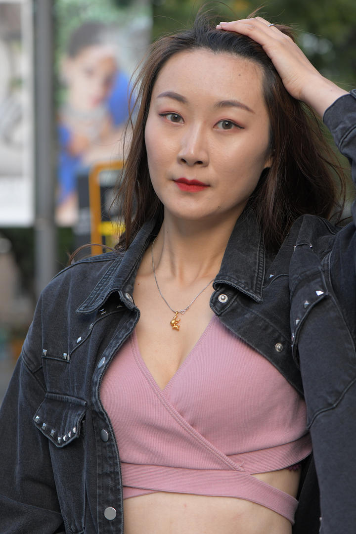 撩起头发的成熟阿姨性感韵味写真图片