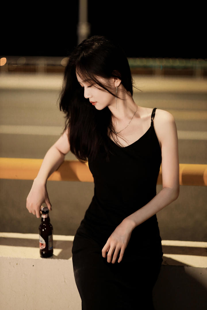 深夜路边买醉的极品颜值美女mm131美女图片
