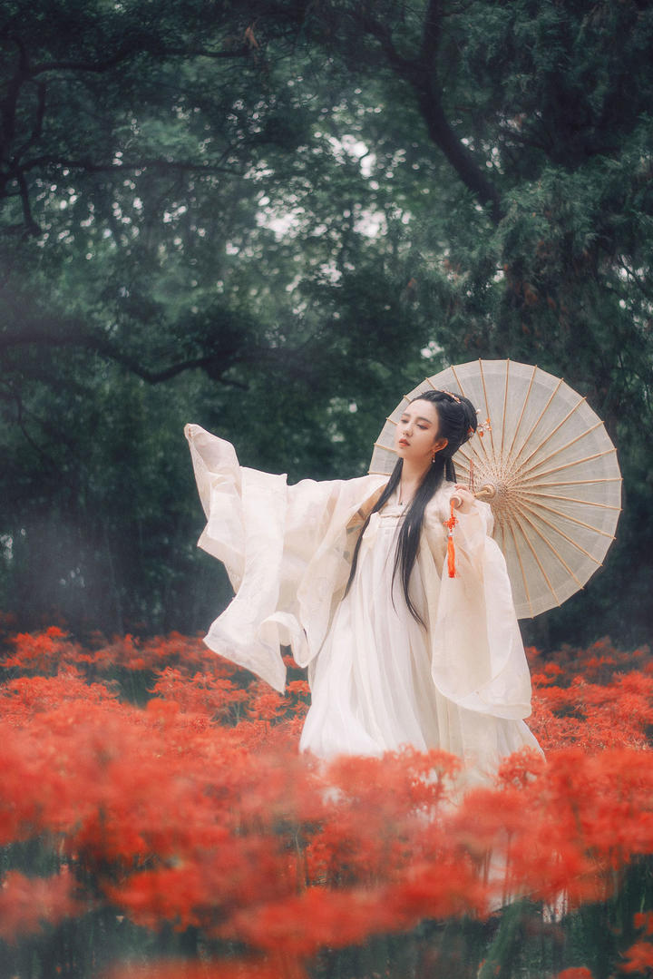 唯美花丛中的古装美女人像艺术摄影图片