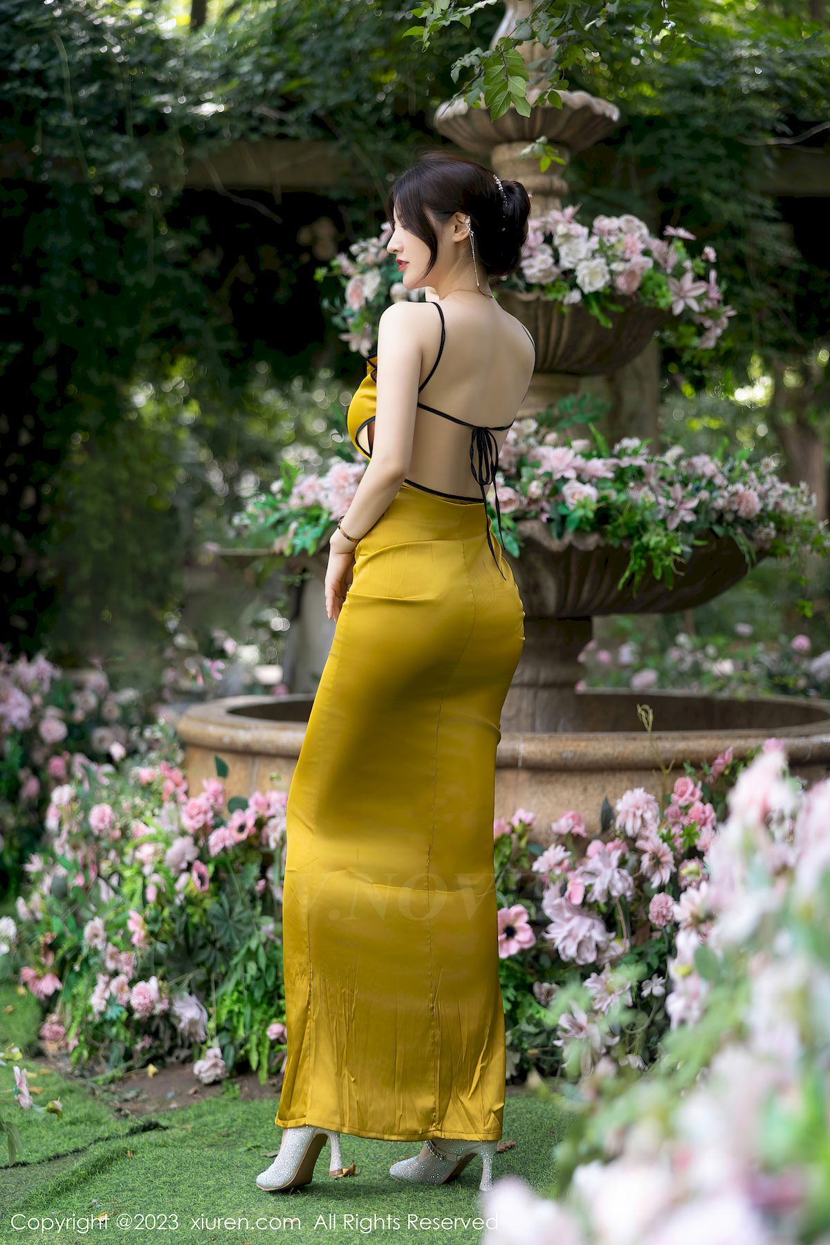 秀人网美女模特陈诗诗kiki吊带长裙搭配原色丝袜性感写真