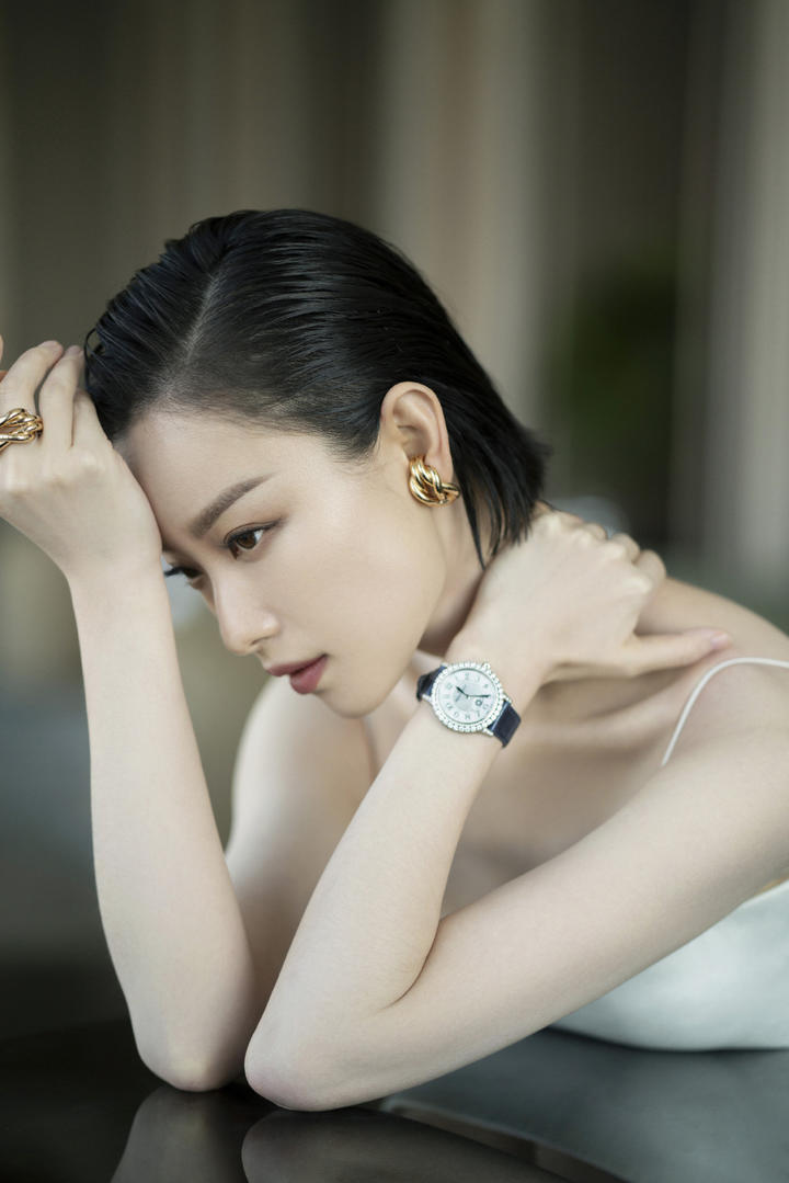 倪妮吊带迷人短发性感写真图片