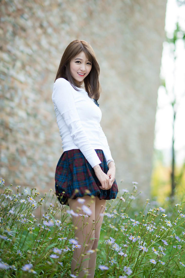 站在鲜花中的高清韩国清纯美女图片