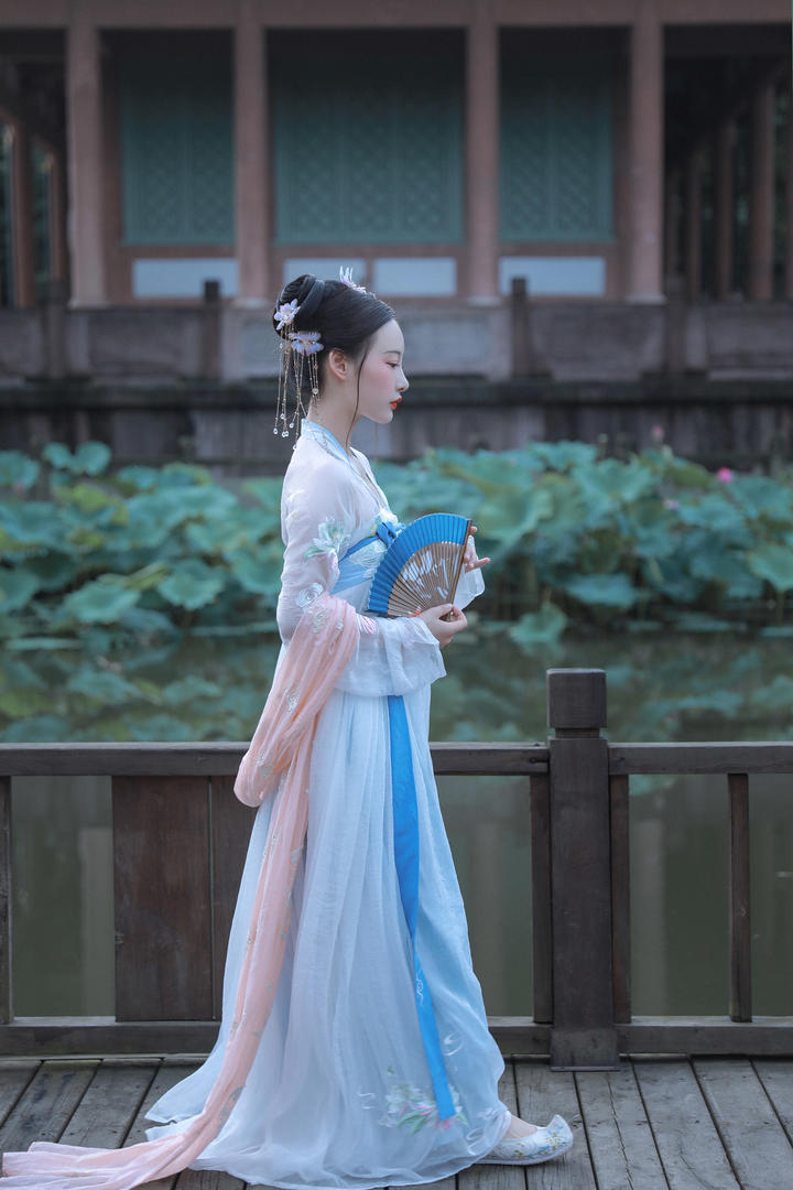 闲庭散步的唯美古装美女古风头像女图片