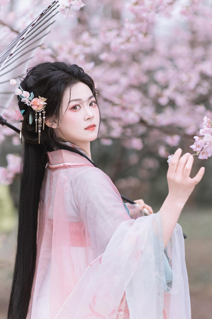 樱花树林约拍国产古风小姐姐图片