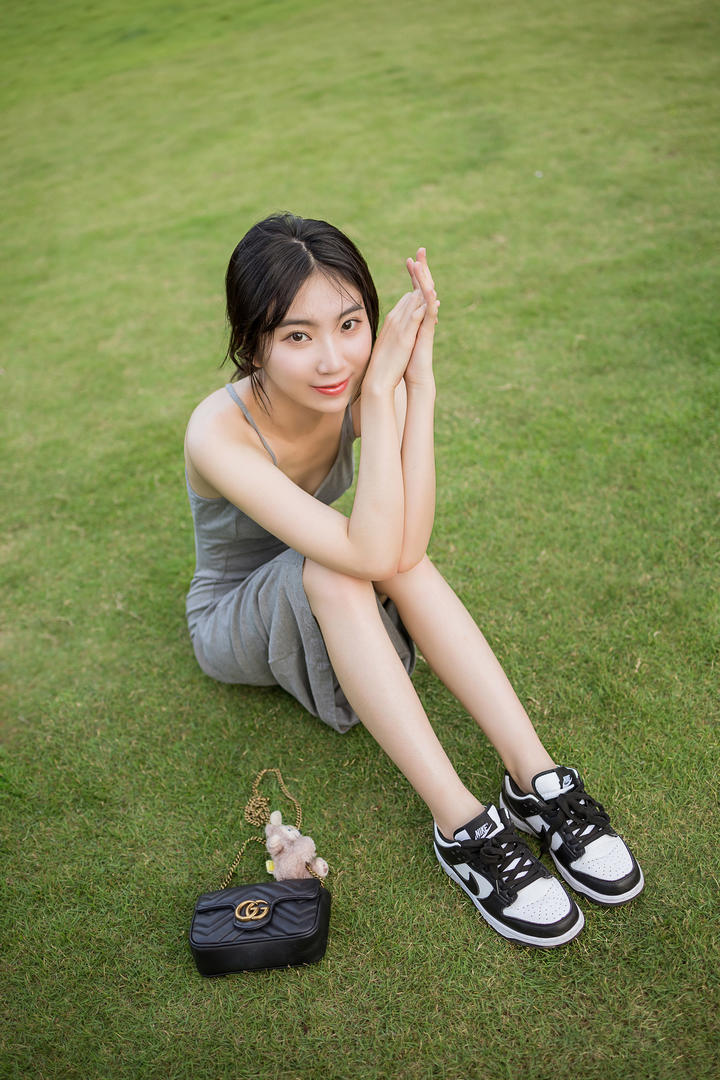 坐在草地上的可爱美女照片小乔写真图片