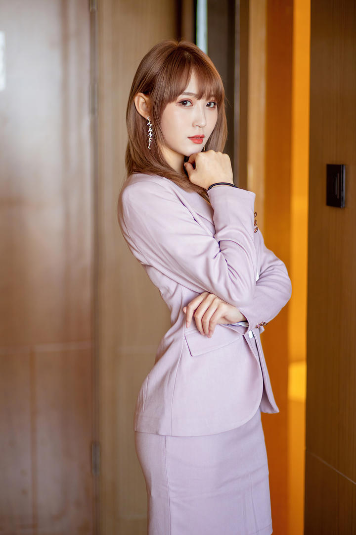 性感女白领周慕汐粉色制服写真图片
