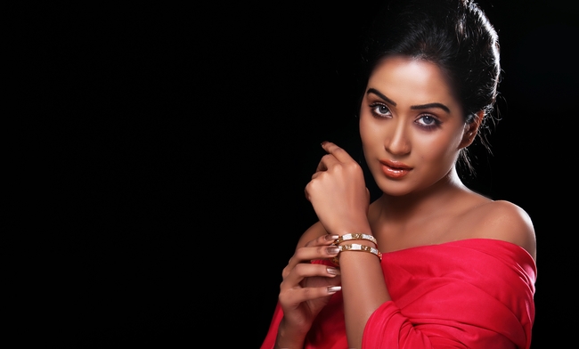 时尚一字香肩印度性感美女图片