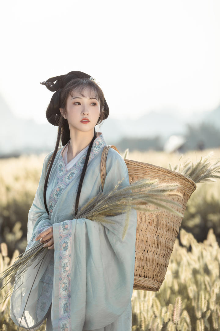背着竹篓的古装美女高清艺术照图片