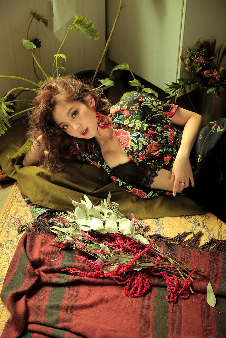 超清韩国气质美女明星李采恩写真图片