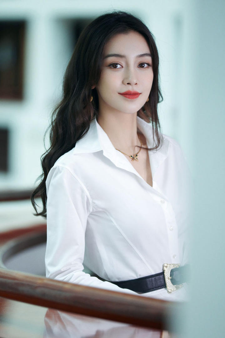 美女明星Angelababy杨颖白衬衫职业制服写真图片
