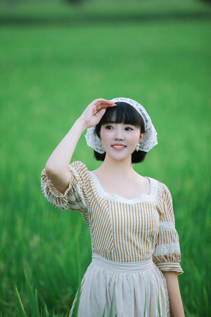 眺望远方的清纯乡村美女养眼壁纸图片