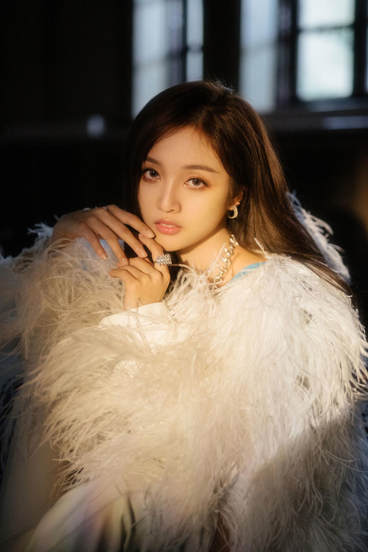 穿着毛衣的漂亮美女明星吴宣仪个人艺术照图片