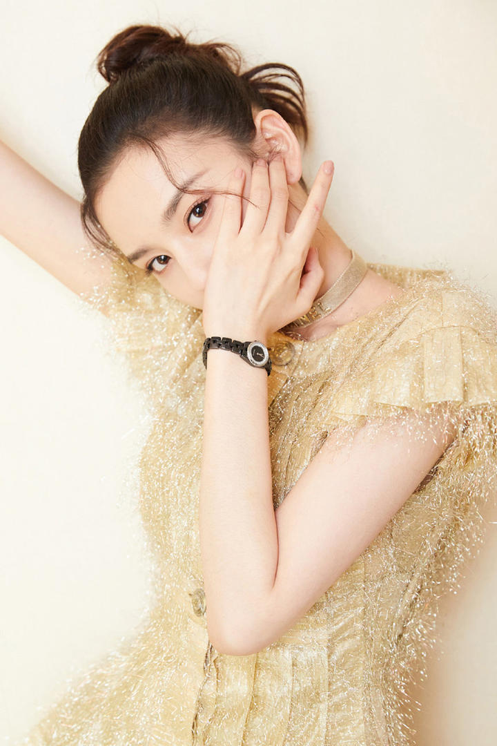 捂着半边脸的美女明星宋祖儿写真集