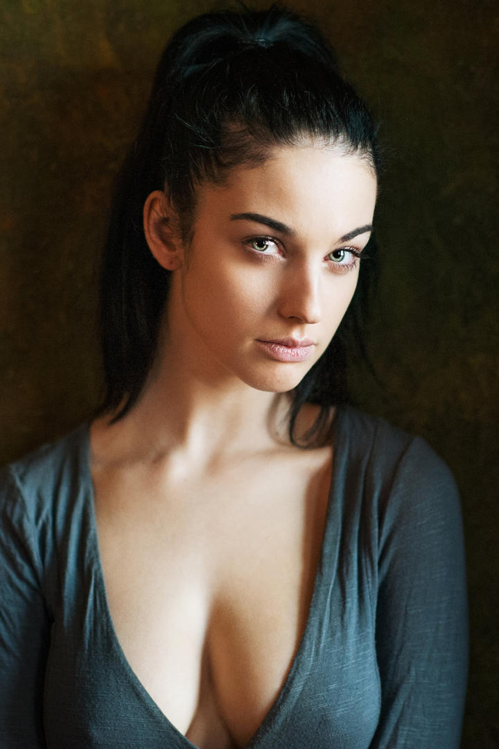 欧美气质大胸美女艺术写真