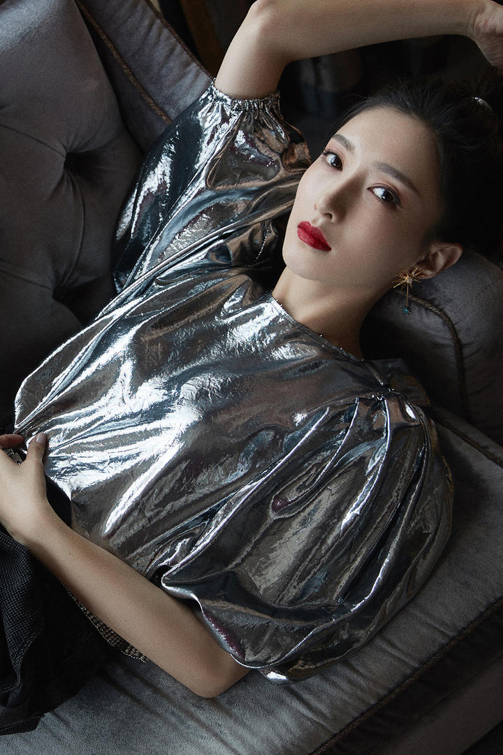 躺在沙发上的美女明星江疏影写真