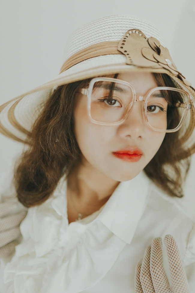 亚洲戴帽戴眼镜美女图片