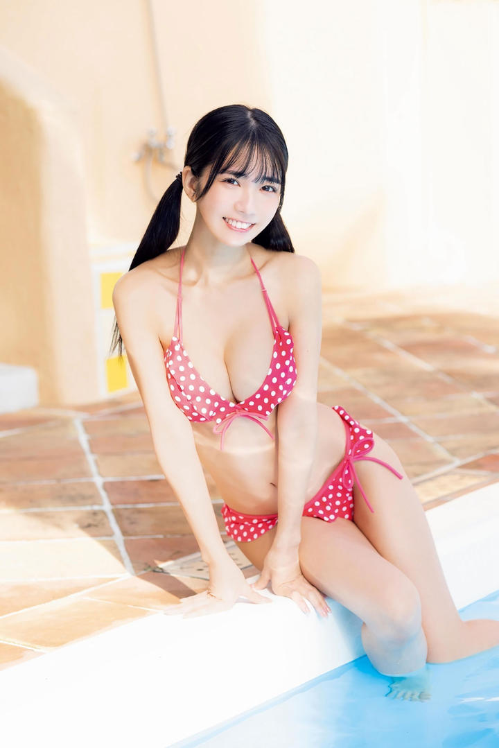 坐在泳池边的日本双马尾比基尼美女极品写真图片