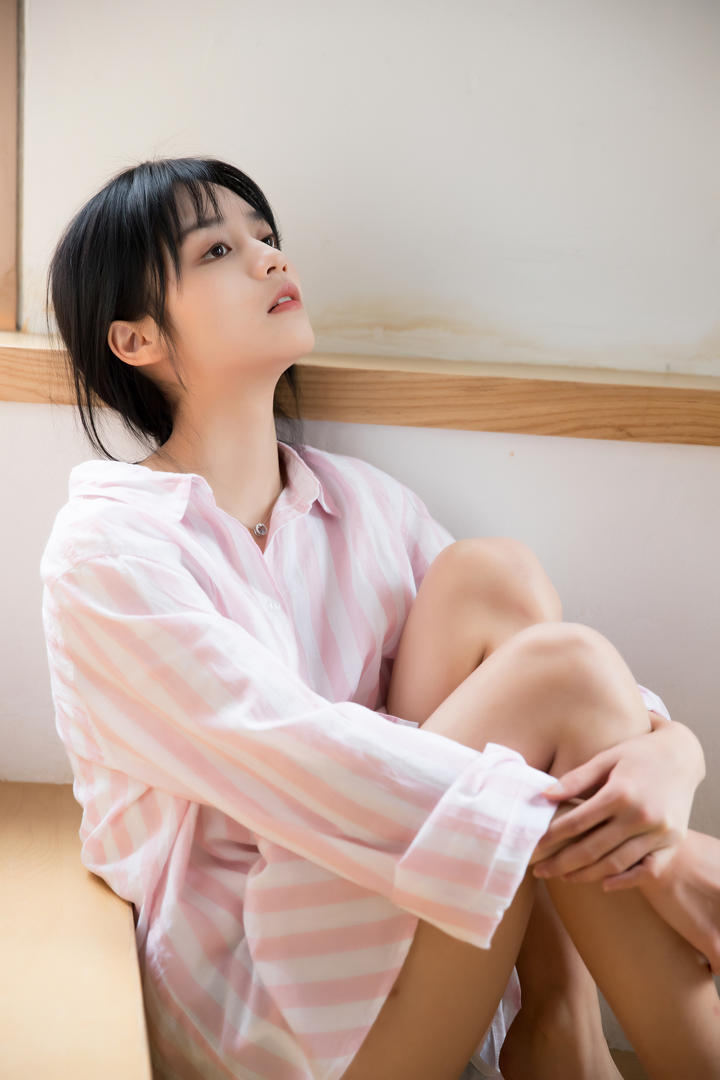 抱着双腿的好看的头像女生写真图片