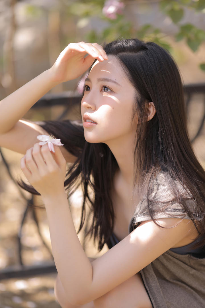 眺望远方的清纯美女写真图片