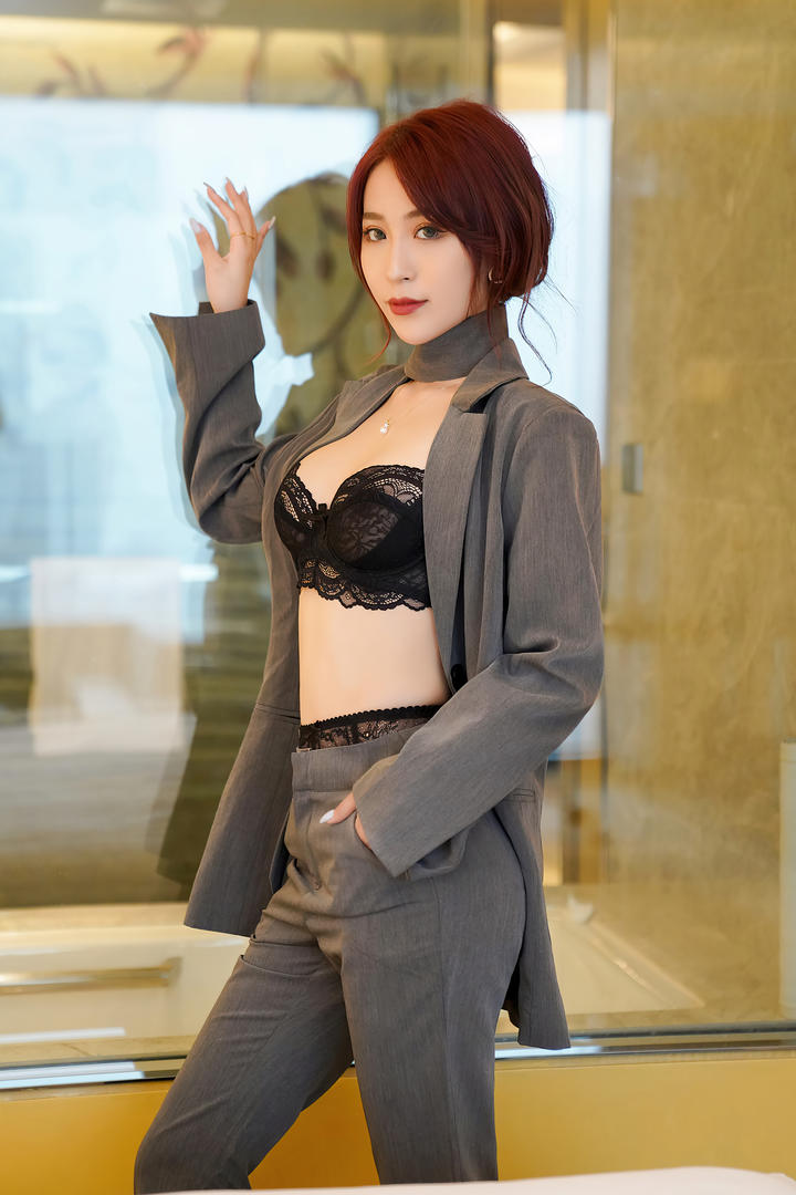 时尚女白领周慕汐性感美女脱衣图片