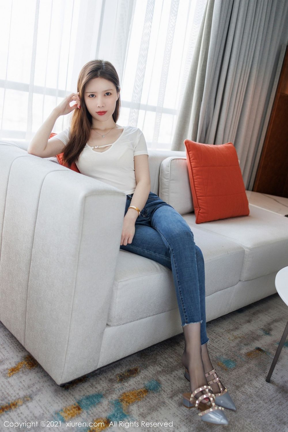 秀人网美女模特吴雪瑶率直牛仔裤与魅惑黑丝系列性感写真