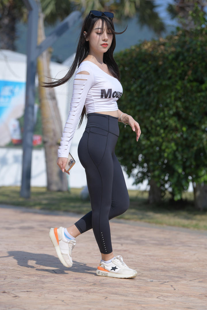 国模高清紧身裤美女街拍图片