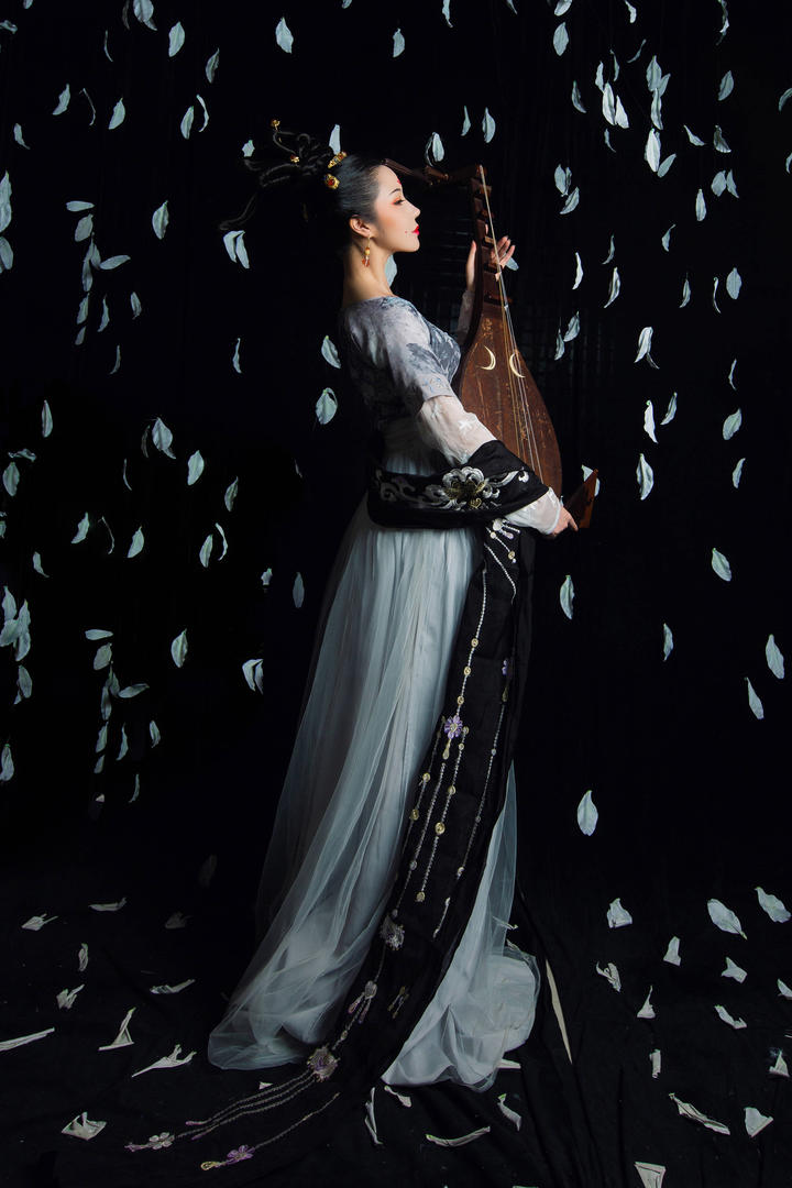 抱着琵琶的唯美古装美女艺术写真