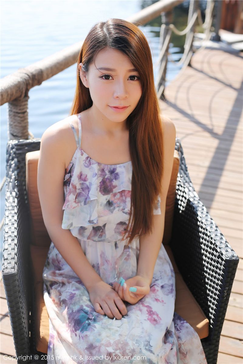 美媛馆清新美女vetiver嘉宝贝儿吊带长裙牛仔热裤大理旅拍