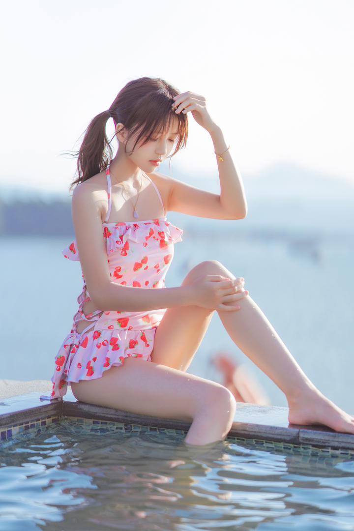 坐在泳池边清纯女生泳装艺术写真集免费下载