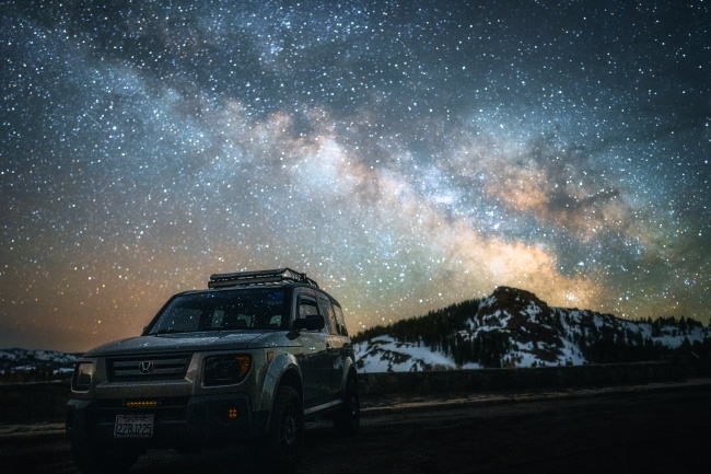夜晚星空雪山越野车图片
