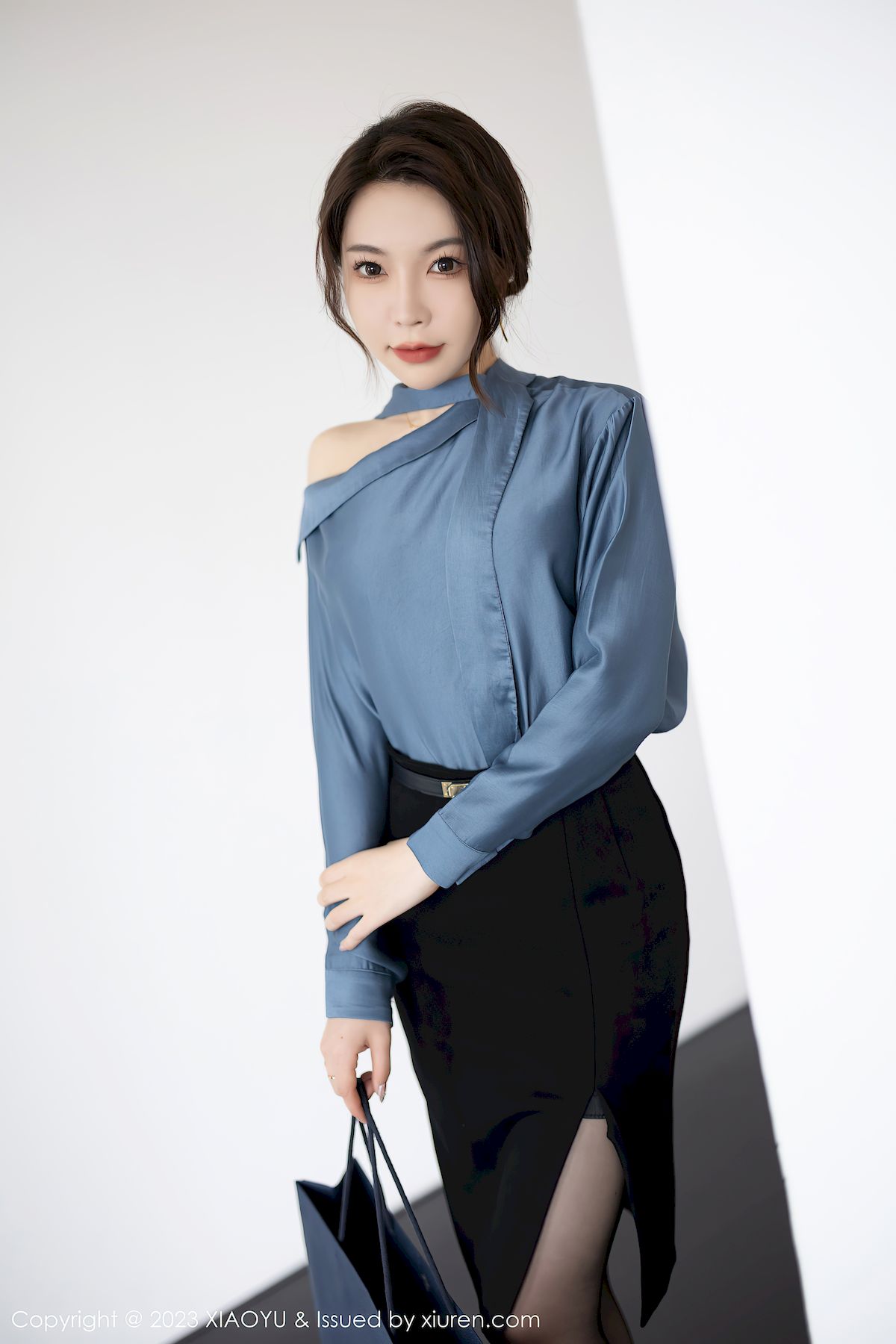 语画界性感女神徐莉芝Booty蓝色上衣搭配黑色短裙OL写真