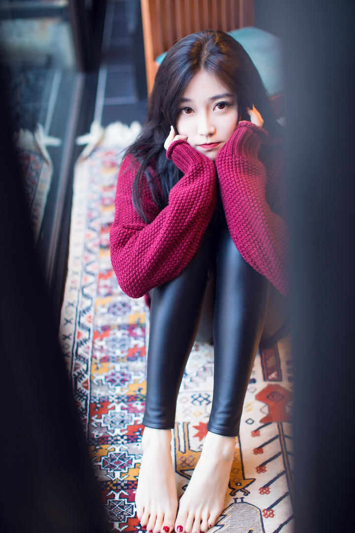 坐在地毯上的高清紧身裤美腿美女图片