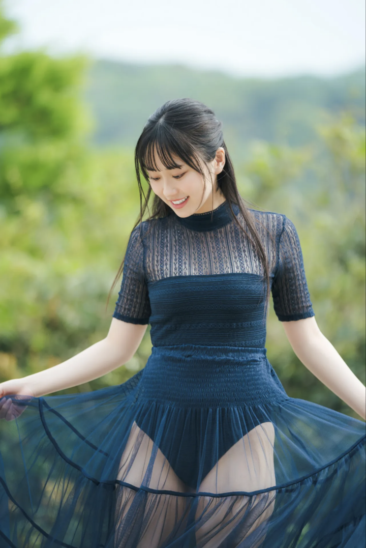 穿透明长裙的日本少女野外人像摄影图片